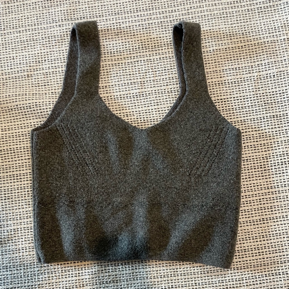 Zara Grey Cropped Sleeveless Sweater Top. Size S